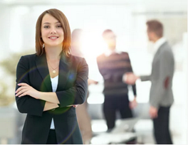  Business Frau, im Hintergrund zwei Männer