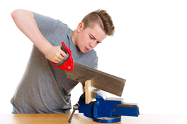 Jugendlicher bei handwerklicher Ausbildung (Symbolbild)