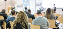 Abbildung zeigt Seminarteilnehmende von hinten
