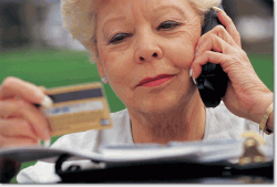 Alte Dame am Telefon (Symbolbild)